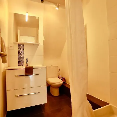 De L'hippodrome Avec Deux Lägenhet *