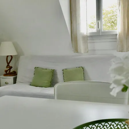 De L'hippodrome Avec Deux Lägenhet